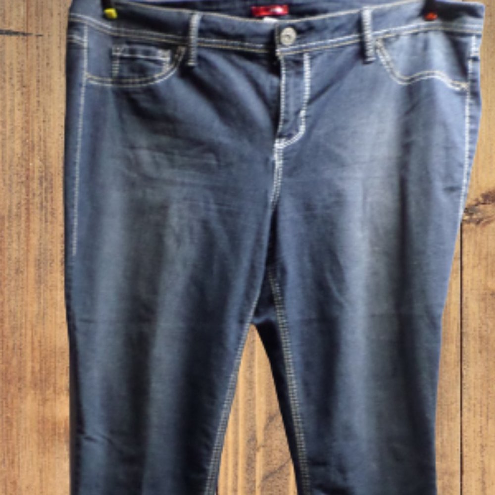 *SOLD* BONGO CAPRIS - SIZE 20W